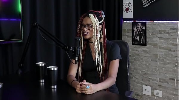 Faz artes com a buceta, começando com performance na cracolândia, assumiu a bissexualidade e foi na pandemia que começou – Naomi Campos (SHEER/RED)